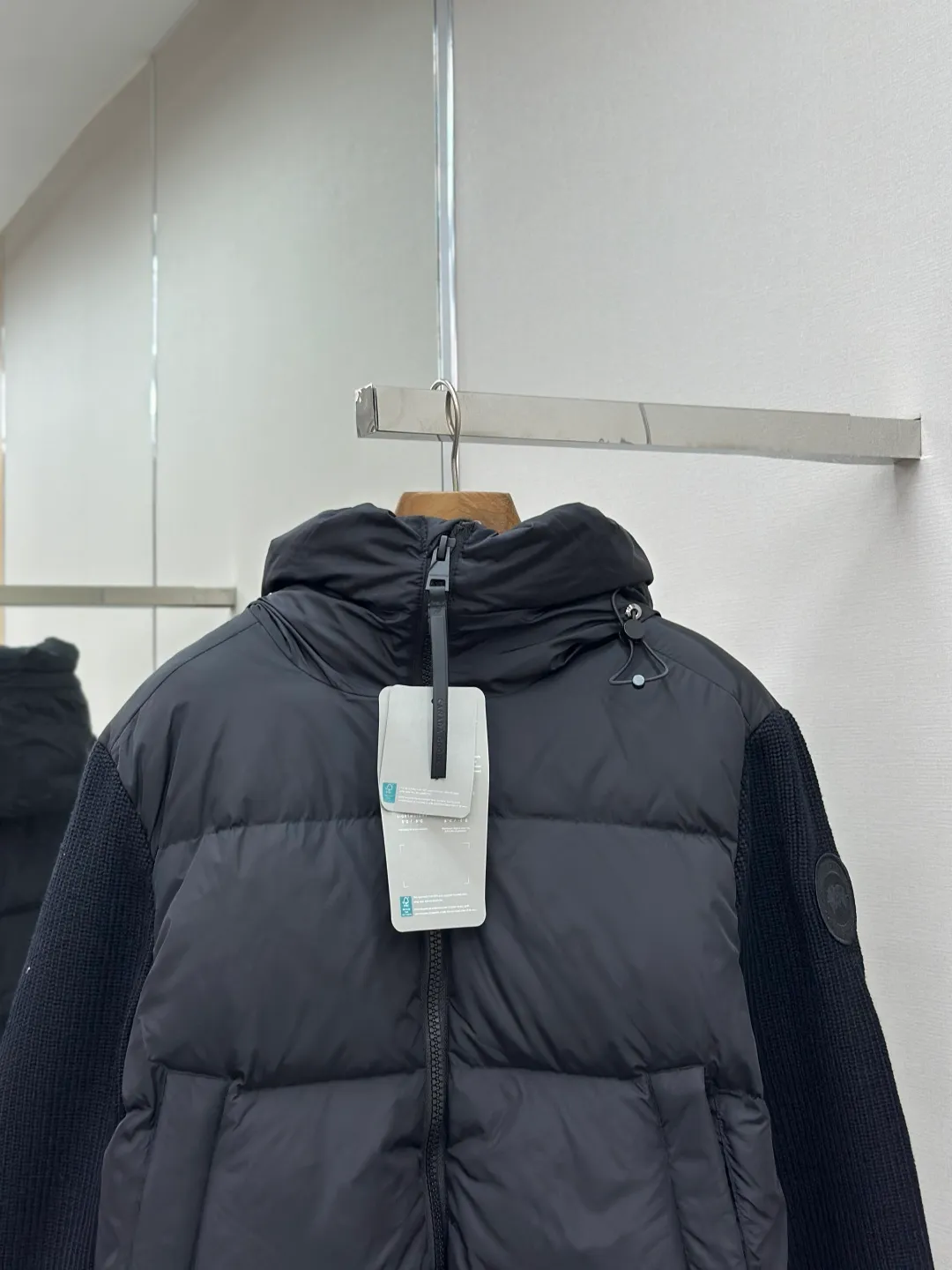 P910 CANADA GOOSE Canada Goose Armband Hooded Down Jacket Fabric selection: The use of high-quality protective nylon fabric not only enhances the wear resistance of the surface, but also takes into account wind resistance, ensuring excellent performance in various harsh weather conditions.  90 national standard high-quality white duck down: selected high-loft down, weighing 170g, light and warm, with excellent temperature locking performance and good resilience.  Three-dimensional quilting process: Precision thread reinforcement to prevent velvet drilling and ensure that the fluffy and resilient elasticity lasts as new.  7-needle medium-thick knitted structure: Use thicker yarns to knit woolen fabrics with obvious thickness and weight. The texture is clearly visible and has a rough, retro texture. It has a good skeleton feel, is relatively stiff, and can maintain the silhouette of clothing for a long time. It also provides more layers of still air to lock in heat.  There is a brand exclusive LOGO on the woolen sleeve arms. It is dark and not obvious in the photo.  Accessories: One-to-one customized logo, one-to-one customized zipper pendant, one-to-one customized snap button SIZE: S M L XL